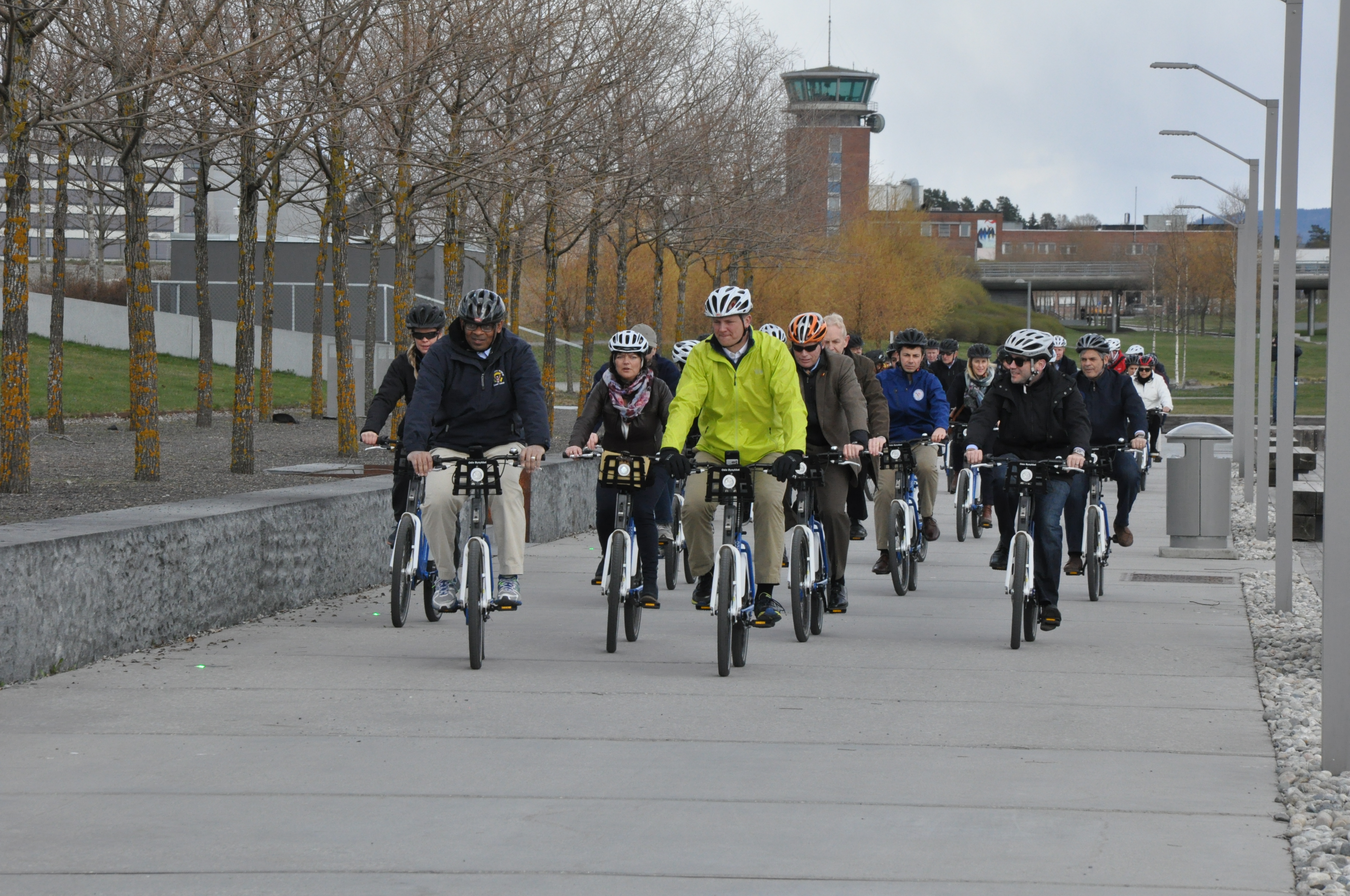 USAs transportminister og Ketil Solvik-Olsen besøkte Fornebu i dag