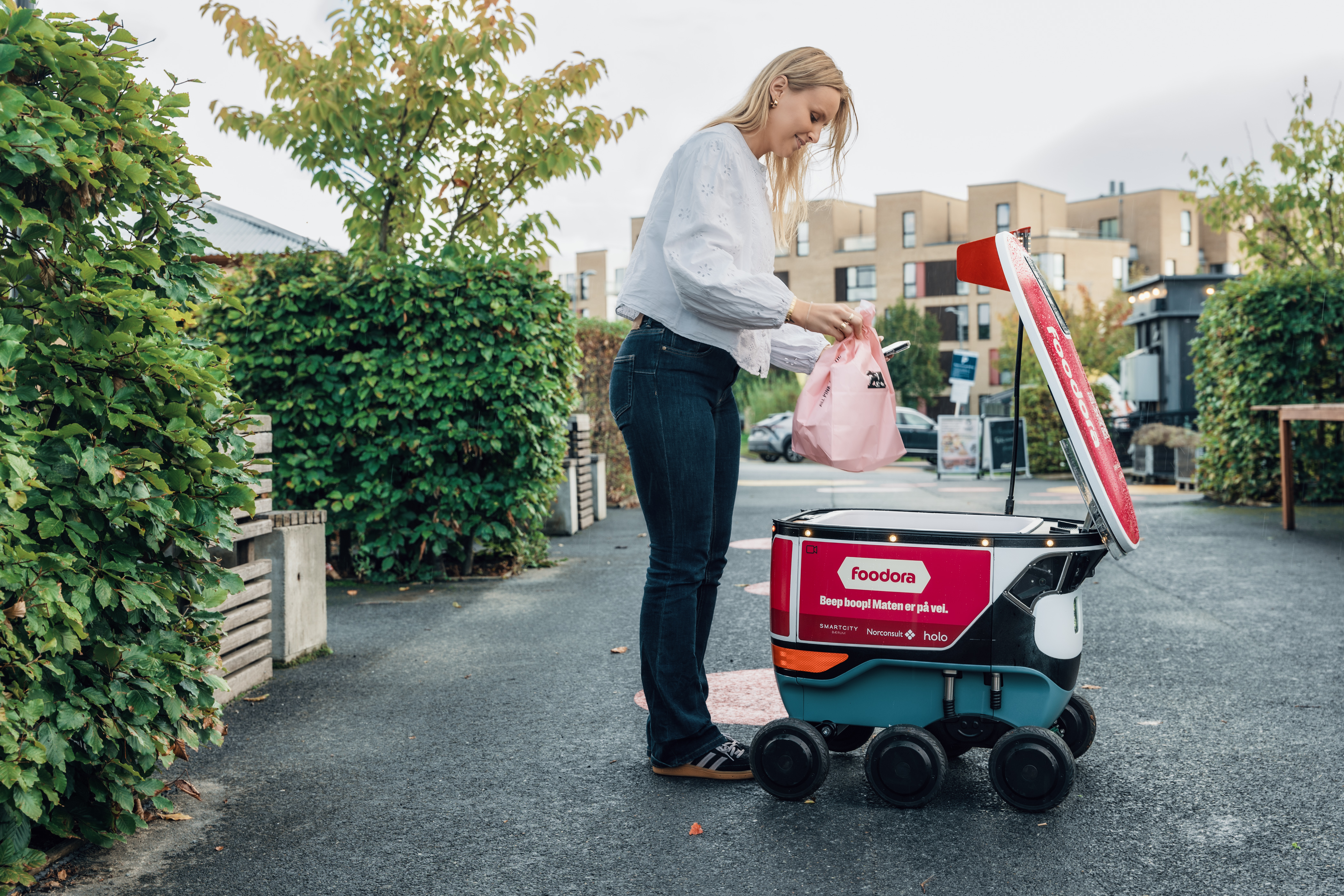 Robotlevering av mat og bøker. Fremtiden er her!